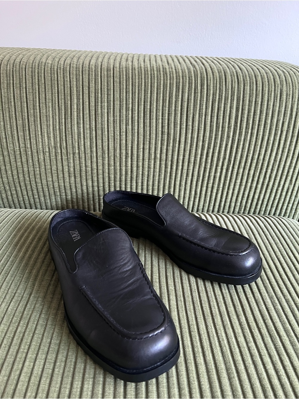 Zara Men’s black leather mule loafers